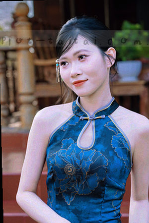《太太你不想丈夫丢工作》竖版海报，妻子抱文件站在公司走廊