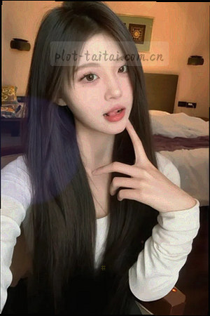 短剧《加班到十点的妻子》竖版海报，深夜写字楼窗景